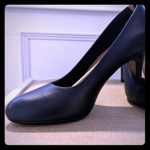 Clarks Genuine Leather Navy Pump
